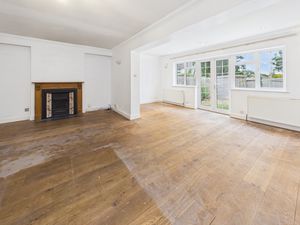 LIVING ROOM- click for photo gallery